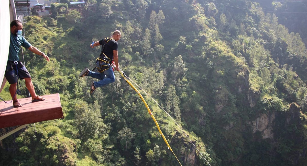 द क्लिफमा बन्जी गर्दै। तस्बिर सौजन्यः राजु कार्की